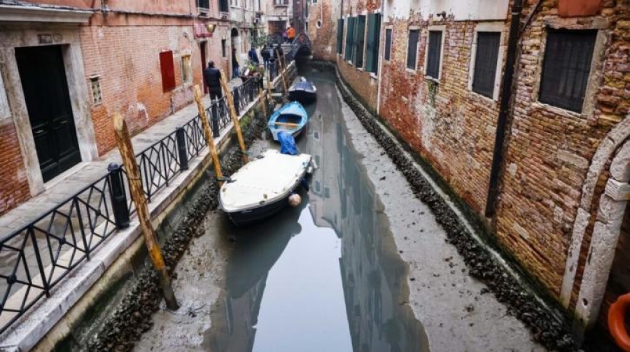 Ιταλία: Στέγνωσαν τα κανάλια της Βενετίας - Ξεβράστηκαν γόνδολες και πλωτά ασθενοφόρα