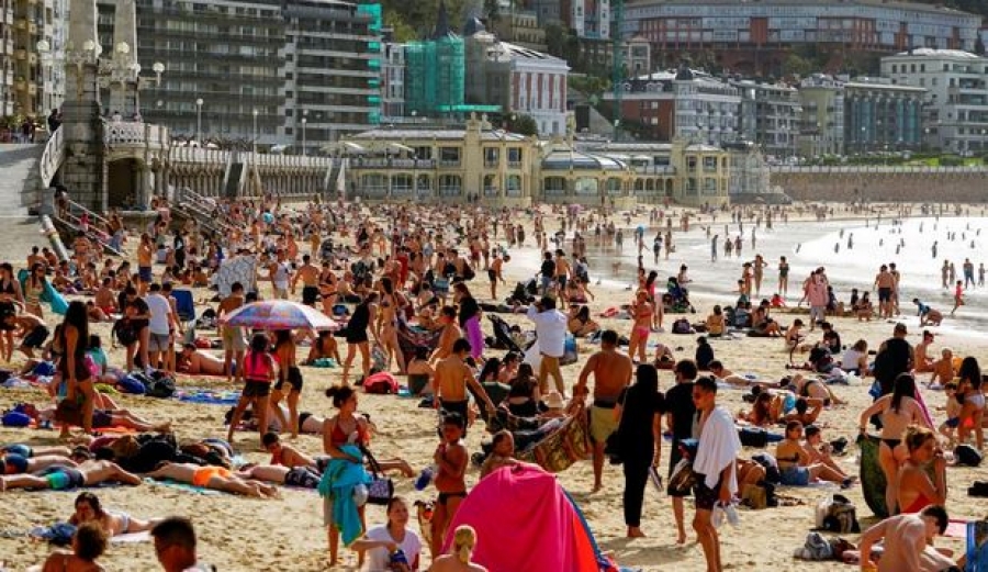 Παραλογισμός – Νόμος στην Ισπανία επιβάλλει τη χρήση μάσκας ακόμη και στην κολύμβηση