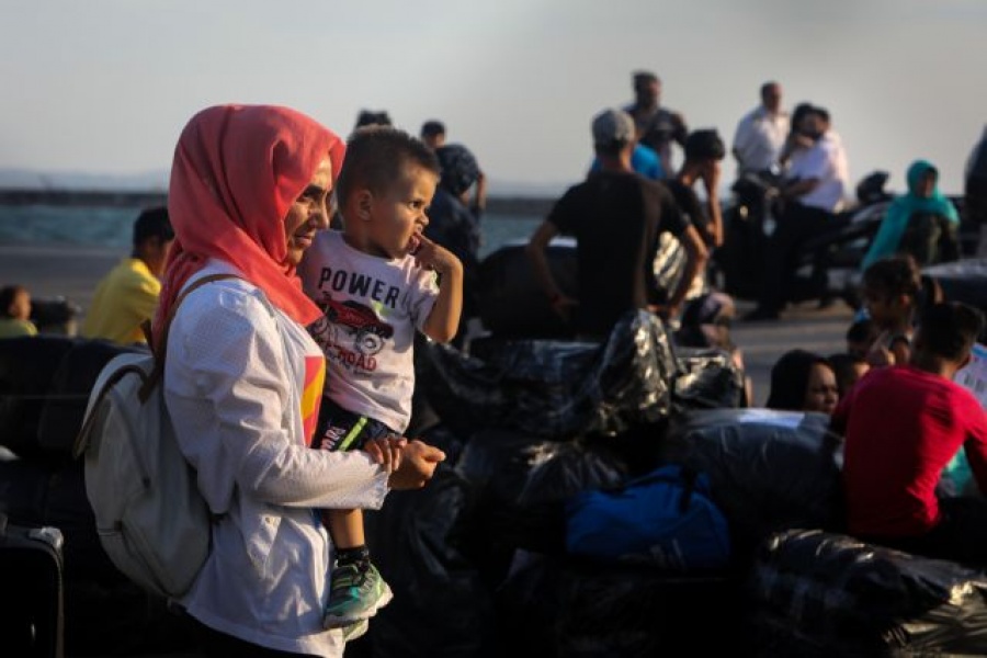 Στον Πειραιά 63 πρόσφυγες και μετανάστες από Μυτιλήνη, Χίο, Κω και Σάμο - Εν αναμονή του σχεδίου της κυβέρνησης
