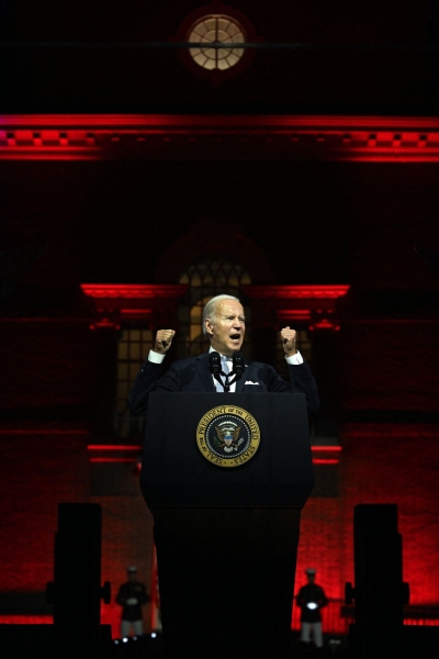 Σε κόκκινο φόντο, συνοδεία... πεζοναυτών, ο Biden προειδοποίησε για το επερχόμενο χάος στις ΗΠΑ