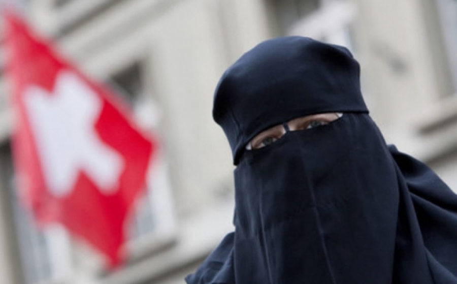 Ελβετία – δημοψήφισμα: Οριακά και με ποσοστό 51% εγκρίνεται η απαγόρευση της μπούρκα