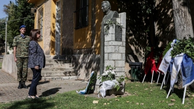 Η Σακελλαροπούλου κατέθεσε στεφάνι στην προτομή του Σπύρου Μουστακλή, στο Πάρκο Ελευθερίας