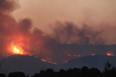 Η Ελλάδα στις φλόγες – Συνεχίζεται η μάχη με φωτιά στον Νέστο Καβάλας, μάχη για το Παγγαίο
