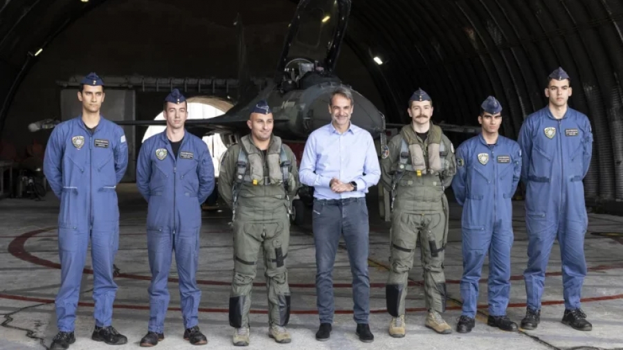 Στην 115 Πτέρυγα Μάχης στα Χανιά, ο Μητσοτάκης: Δεν αισθανόμαστε απειλή από κανέναν - Επιθεώρησε αεροσκάφη τύπου VIPER και F16