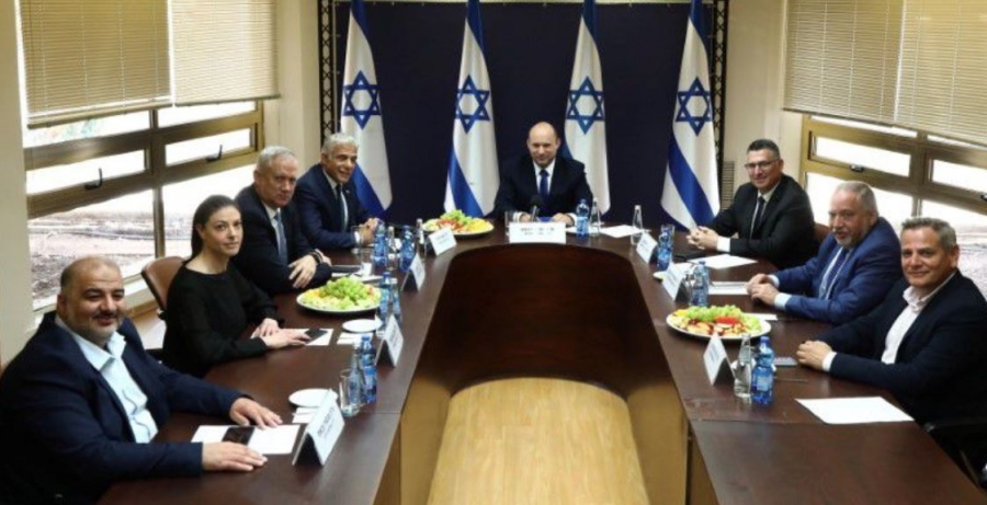 Ισραήλ: Χάνει και τυπικά την εξουσία ο Netanyahu, ψήφος εμπιστοσύνης από τη Βουλή στη νέα κυβέρνηση