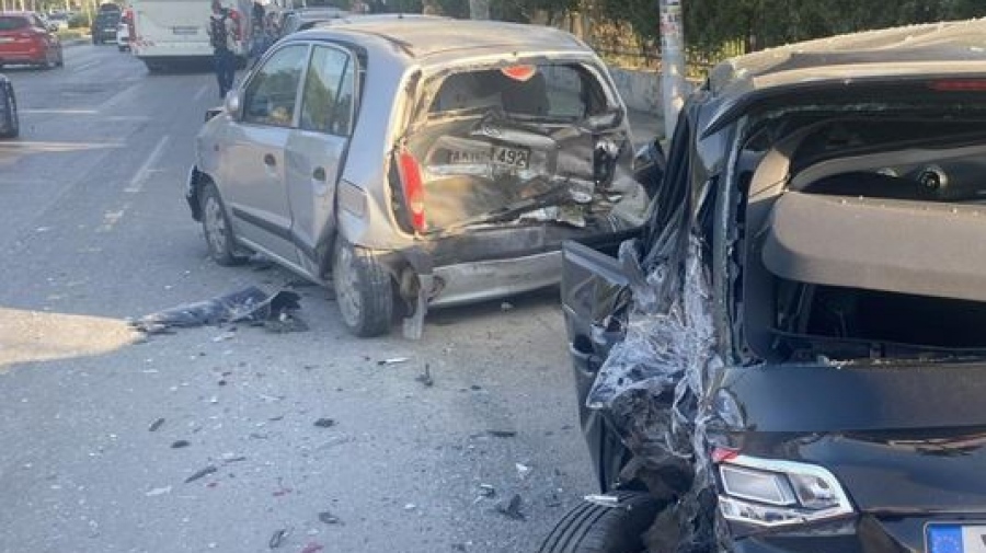 Θεσσαλονίκη: Ζημιές σε σταθμευμένα αυτοκίνητα από εκτροπή τουριστικού λεωφορείου