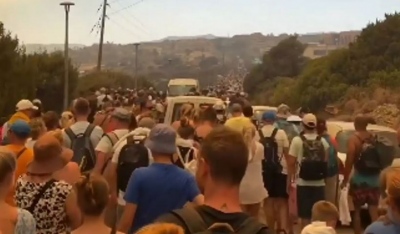 Συγκλονιστικό video από τη Ρόδο – Εκατοντάδες άνθρωποι απομακρύνονται με τα πόδια από ξενοδοχεία που εκκενώθηκαν