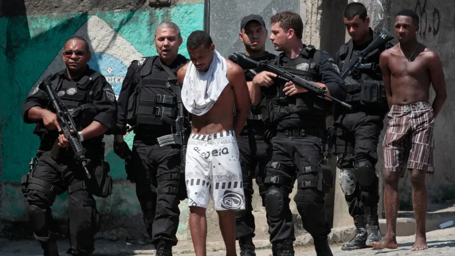 Αξέχαστο ταξίδι στη Βραζιλία - 200 τουρίστες εγκλωβίζονται σε βουνό μετά από συμπλοκή αστυνομίας και συμμοριών