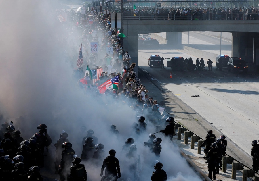 Εμφύλιος στις ΗΠΑ, πολιορκείται το Λος Άντζελες από πεζοναύτες - «Μαζεύει» μετανάστες ο Trump, ο κυβερνήτης τον μηνύει