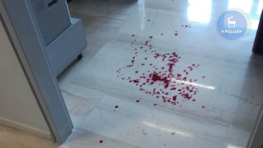 Απίστευτες εικόνες στο Κτηματολόγιο Ρόδου: Άγριος καβγάς πολίτη και υπαλλήλου – Τον χτύπησε με κάδρο στο κεφάλι