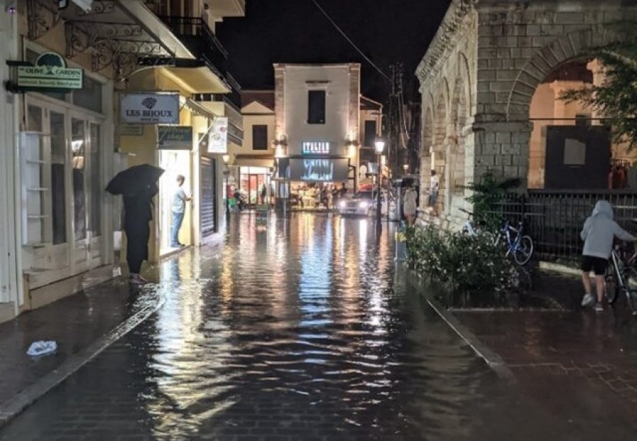Σφοδρή κακοκαιρία στην Κρήτη - Κλείνει το αεροδρόμιο «Ν. Καζαντζάκης»