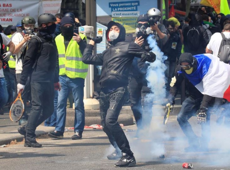 Πρωτομαγιά με ταραχές στο Παρίσι - Συγκρούσεις δυνάμεων ασφαλείας με κουκουλοφόρους