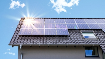 «Φωτοβολταϊκά στη στέγη» μόνο για τα νοικοκυριά - Εκτός επιχειρήσεις και αγρότες