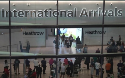 Βρετανία: Μεγάλες καθυστερήσεις στα αεροδρόμια λόγω τεχνικού προβλήματος – Παράπονα των επιβατών