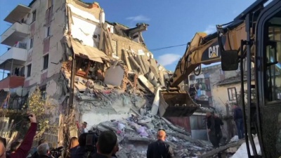 Ημέρα πένθους στην Αλβανία - Στους 30 οι νεκροί από τα 6,4 Ρίχτερ - Μάχη με τον χρόνο για επιζώντες στα ερείπια