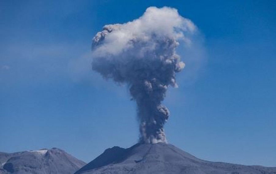Ινδονησία: Καπνός και τέφρα από την έκρηξη του ηφαιστείου Levotolo - Δεν αναφέρθηκαν τραυματισμοί ή ζημιές