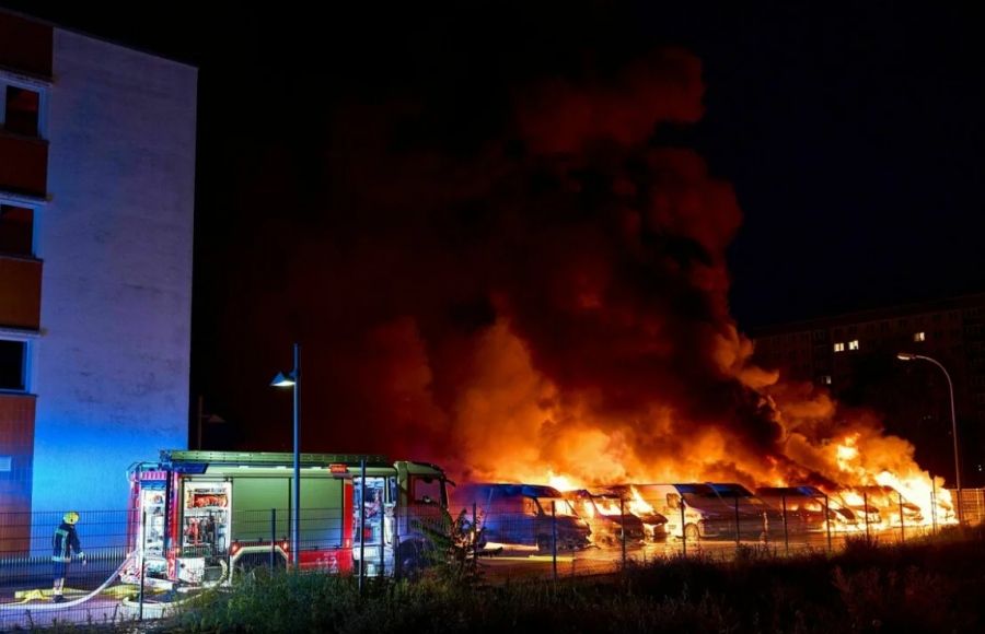 Κόλαση φωτιάς - Εμπρηστική επίθεση σε οχήματα της Amazon στο Βερολίνο, στάχτη 36 αυτοκίνητα και φορτηγά