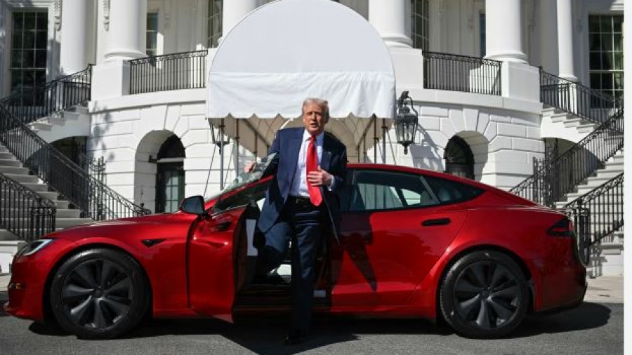 ABC: Ο Trump θέλει να ξεφορτωθεί την κόκκινη Tesla του μετά τον καβγά με τον Musk