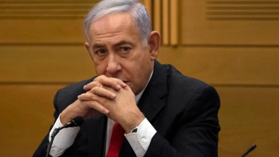 Η αμήχανη στιγμή του Netanyahu: Κάθισε στη λάθος καρέκλα και του υπενθύμισαν ότι δεν είναι πια πρωθυπουργός