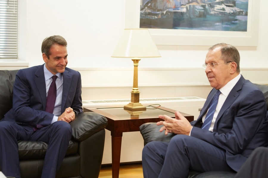 Διμερείς σχέσεις, διεθνή και περιφερειακά θέματα στην ατζέντα Μητσοτάκη - Lavrov