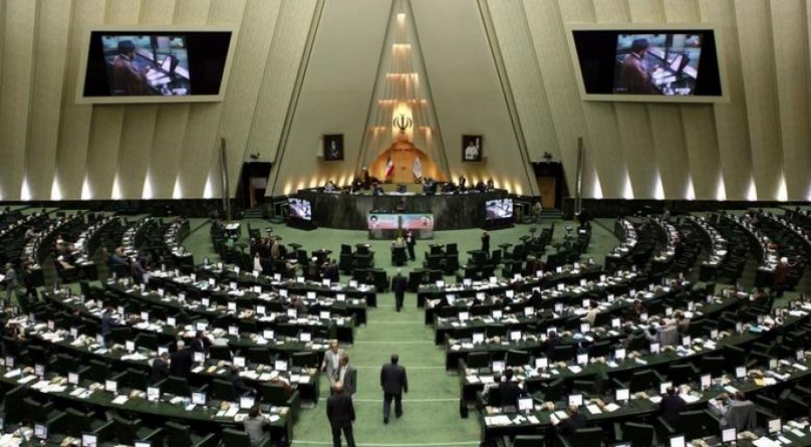 Ιράν: Το Κοινοβούλιο ψήφισε υπέρ της αποπομπής του υπουργού Οικονομικών, στη σκιά της κρίσης