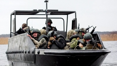 Τρομερές εικόνες στην Κριμαία - Οι Ρώσοι πυρπόλησαν δύο αποβατικά σκάφη των Ουκρανών - Κατέστρεψαν 5 ναυτικά drones