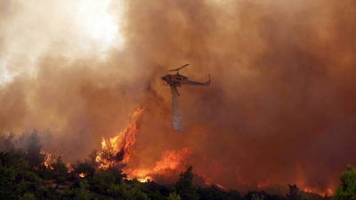 Συγκλονιστικό βίντεο από τα Βίλια - Στρόβιλος από φωτιά «πετά» κορμό δέντρου