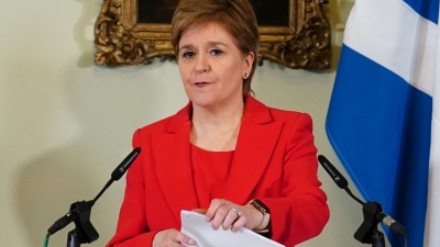 Παραιτήθηκε η Sturgeon στη Σκωτία, αλλά παραμείνει μέχρι να βρεθεί διάδοχος: «Είναι η σωστή στιγμή για μένα»