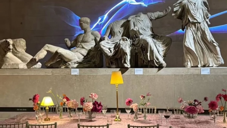 Δεν σέβονται τίποτα οι Βρετανοί - Gala... μπροστά από τα Γλυπτά του Παρθενώνα, αντιδράσεις από Μενδώνη και Μαρέβα