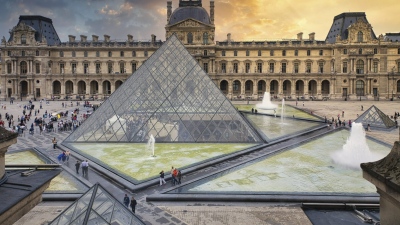 «Σεισμός» στο Λούβρο - Παραίτηση βόμβα μετά την κλοπή των βασιλικών κοσμημάτων