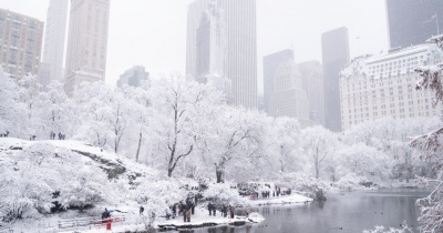 Λευκός εφιάλτης σαρώνει τις ΗΠΑ: Ακυρώσεις χιλιάδων πτήσεων, άδεια ράφια και τρόμος για πολικό ψύχος που «θα κοστίσει ζωές»