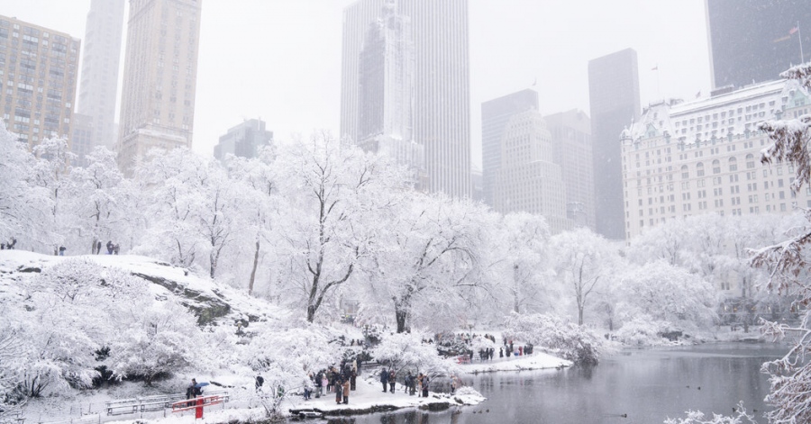 Λευκός εφιάλτης σαρώνει τις ΗΠΑ: Ακυρώσεις χιλιάδων πτήσεων, άδεια ράφια και τρόμος για πολικό ψύχος που «θα κοστίσει ζωές»