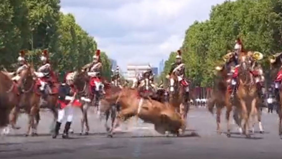 Το γαλλικό ιππικό έγινε ρεζίλι - Κωμικοτραγικές εικόνες από τη στρατιωτική παρέλαση στο Παρίσι