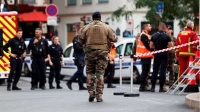 Συνελήφθη ο οδηγός του αυτοκινήτου που παρέσυρε θαμώνες καφετέριας στο Παρίσι – Ένας νεκρός και έξι τραυματίες