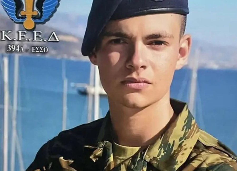 Ρίγη συγκίνησης -  Τυλιγμένος με τη γαλανόλευκη επέστρεψε στη γενέτειρά του την Κρήτη ο 19χρονος Ραφαήλ