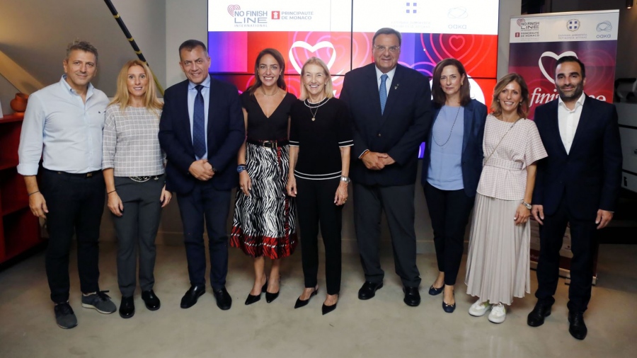 Η Εθνική Ασφαλιστική στην παράδοση της επιταγής του No Finish Line Athens στην Ένωση «Μαζί για το Παιδί»