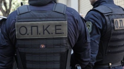 Χειροπέδες σε κύκλωμα που έκλεβε, παραποιούσε και μεταπωλούσε οχήματα στην Αττική