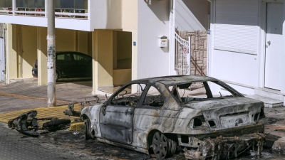 Ηλιούπολη: Πυρπόλησαν το αυτοκίνητο του αστυνομικού που εξέδιδε τη 19χρονη