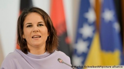 Baerbock (ΥΠΕΞ Γερμανίας): Να μην θέσει η Μόσχα σε κίνδυνο πλοία με σιτηρά – Ο Putin εξάγει τον πόλεμο