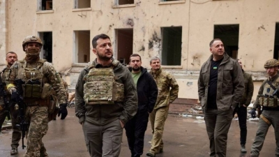 Ο πρόεδρος Zelensky επισκέφθηκε τους Ουκρανούς στρατιώτες στο Kharkiv, στην πρώτη του επίσκεψη εκτός Κιέβου