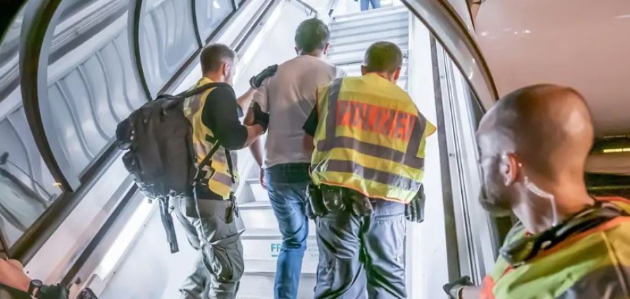 «Μαζικές απελάσεις» μεταναστών επιχειρεί η Γερμανία