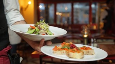 Πόσο κοστίζουν διαμονή και φαγητό σε Ελλάδα και άλλους προορισμούς της Ευρώπης