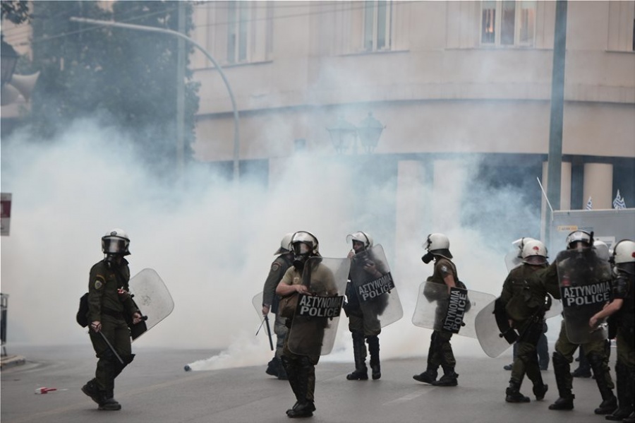 Ένταση και χημικά στην πορεία για τον Δημήτρη Κουφοντίνα - Κλειστό το κέντρο της Αθήνας