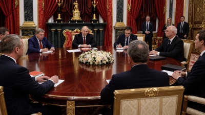Διπλωματικός πυρετός - Witkoff, Kushner πετούν για Ουκρανία: Μεταφέρουν «σκληρό μήνυμα» από Putin