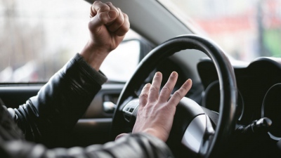 Επικίνδυνη οδήγηση: Γιατί ακόμα οι ήρεμοι άνθρωποι μετατρέπονται σε θηρία πίσω από το τιμόνι