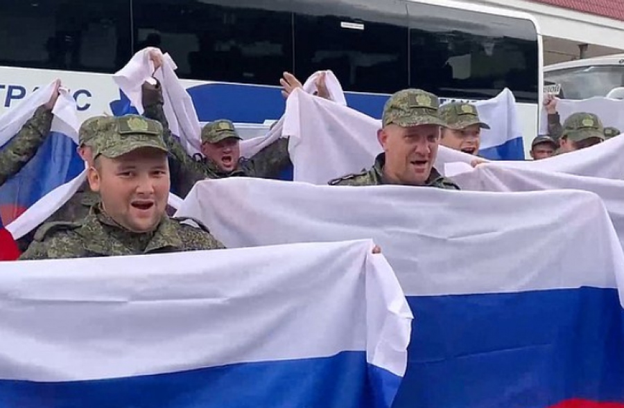 Επέστρεψαν στη Μόσχα οι Ρώσοι στρατιώτες αιχμάλωτοι ύστερα από ανταλλαγή με Ουκρανούς