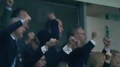 Ο πρίγκιπας Ουίλιαμ στον αγώνα Άστον Βίλα – Ολυμπιακός – Πανηγύρισε τα γκολ αλλά έφυγε απογοητευμένος