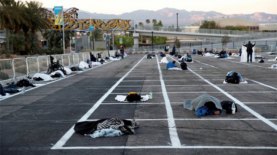 Λας Βέγκας, ΗΠΑ: Οι αρχές έκλεισαν καζίνο και ξενοδοχεία και κοιμίζουν τους άστεγους σε πάρκινγκ