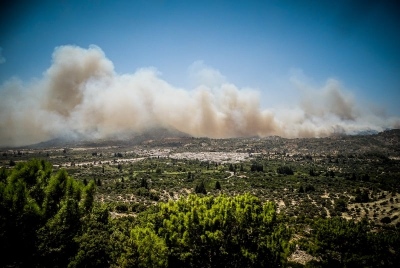 Φωτιά στην Κάρυστο: Καίγονται σπίτια στον Πλατανιστό – Αγνοείται κτηνοτρόφος
