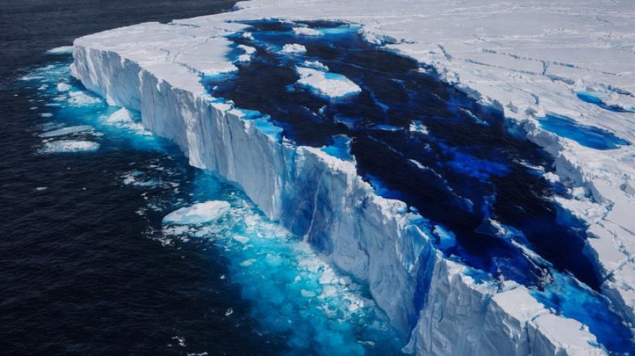 Αναστάτωση στους επιστήμονες - Το παγόβουνο A-23A «μαύρισε» απότομα – Τι αποκαλύπτει το ανησυχητικό μπλε χρώμα του